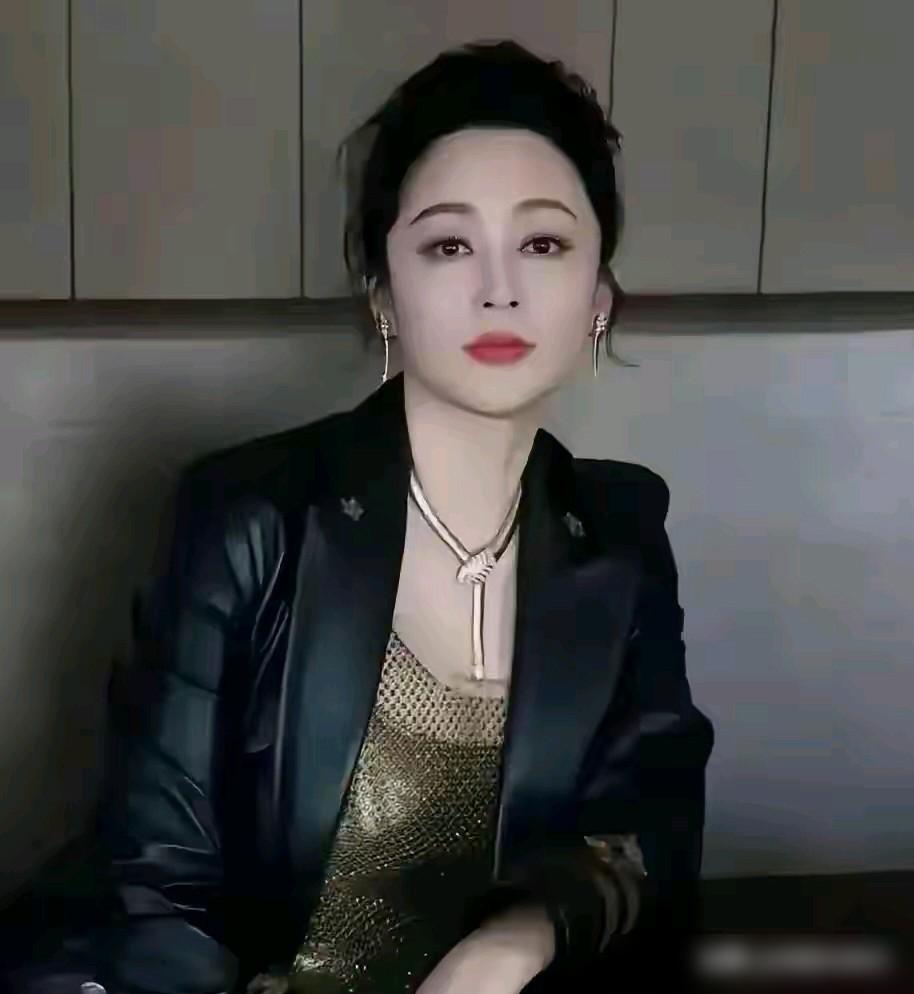 前脚刚说陈红断崖式衰老，后脚就靠科技回春，这脸变得，真快。之前还被吐槽满脸