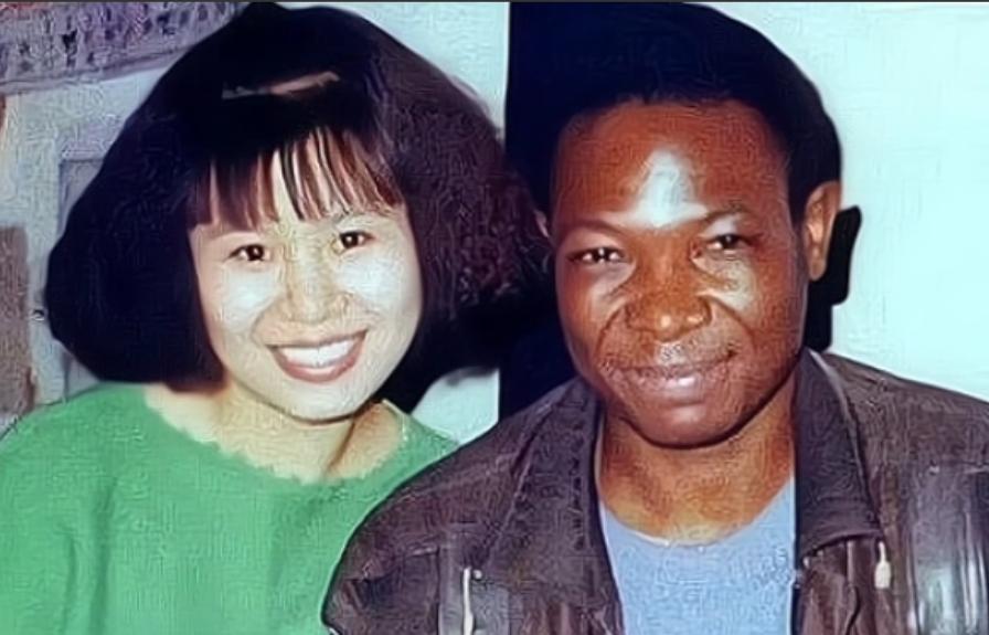 1996年，清华硕士王丽红不顾父母强烈反对，远嫁非洲乌干达，母亲以死相逼，父亲一