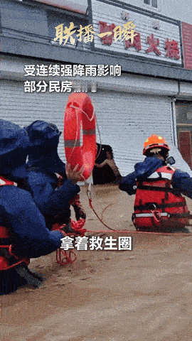 天津一场暴雨突袭，一对夫妻被困在商铺内，洪水已漫到脖子，形势危急，消防员游过来准