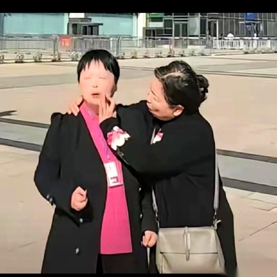 会打王者荣耀，会玩消消乐。只不过，生活上不太会。这话听着，不知道为什么，心里