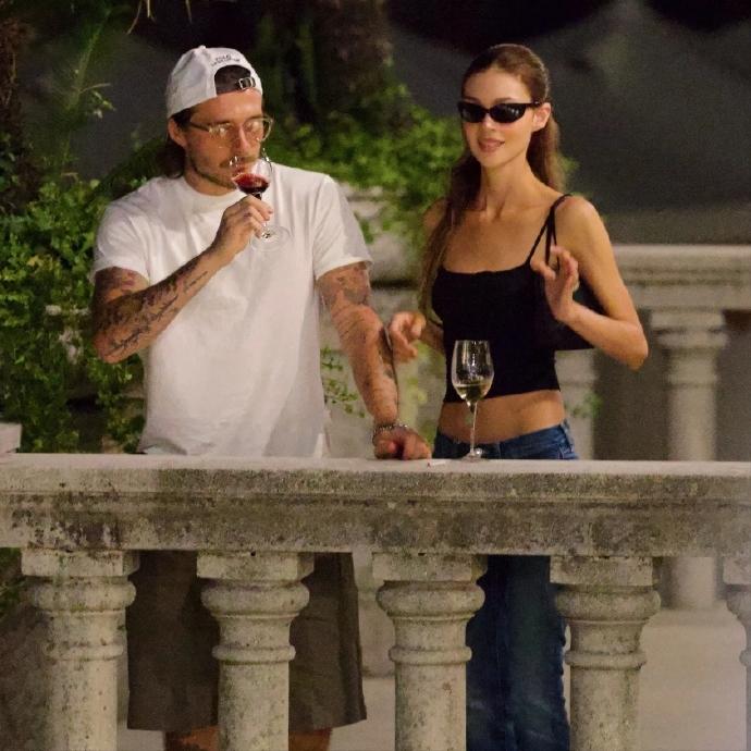 贝克汉姆大儿媳和大儿子现身威尼斯！近日，贝克汉姆的大儿子和媳妇去威尼斯了，原因