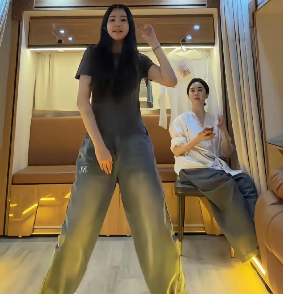 左小青后继有人了，女儿的长相用来出道绰绰有余！女儿亭亭玉立的样子，已经不能再叫她