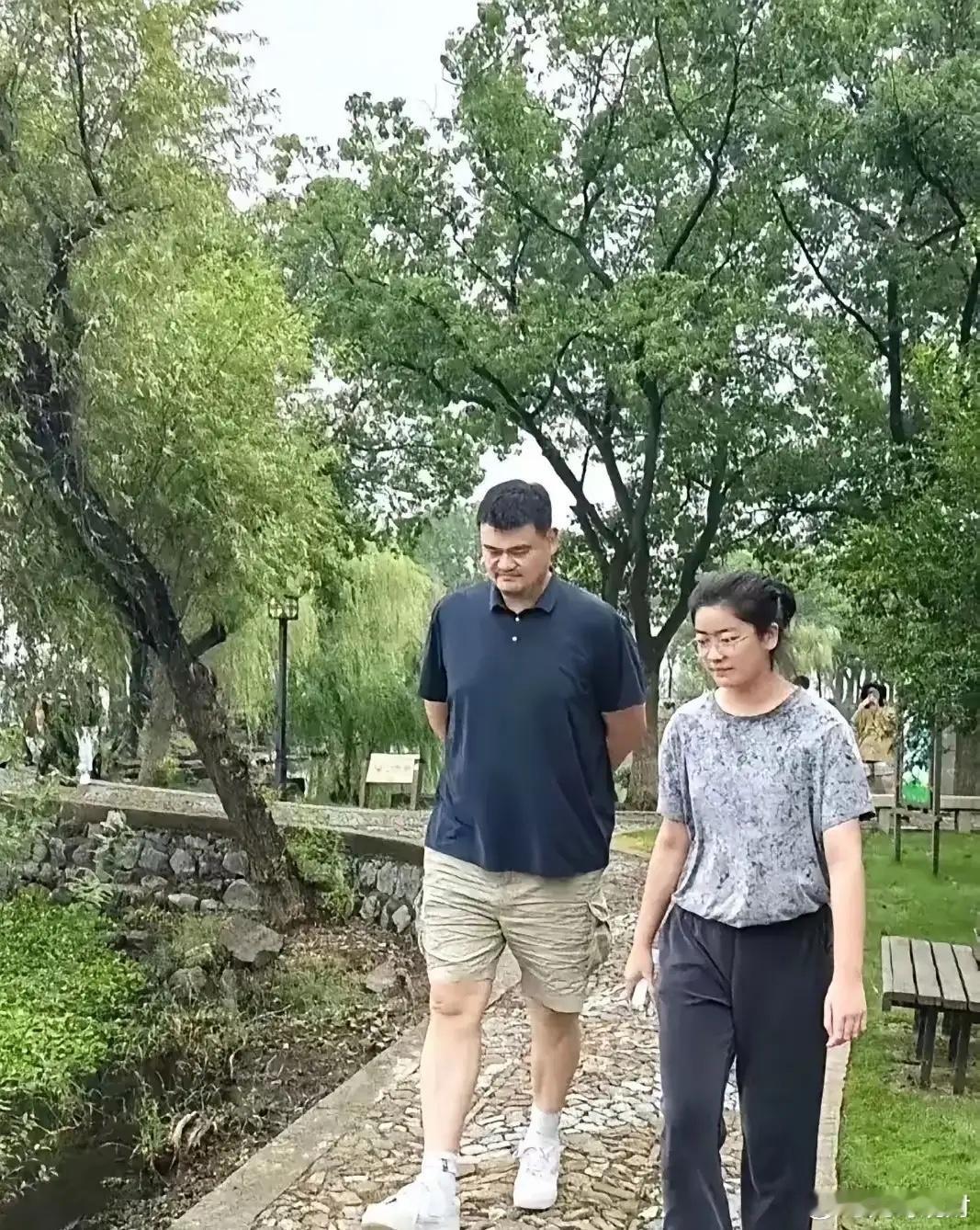 姚明的女儿都这么大了，外表和身材长得和爸爸一模一样，印象当中还是姚明怀里抱着女儿
