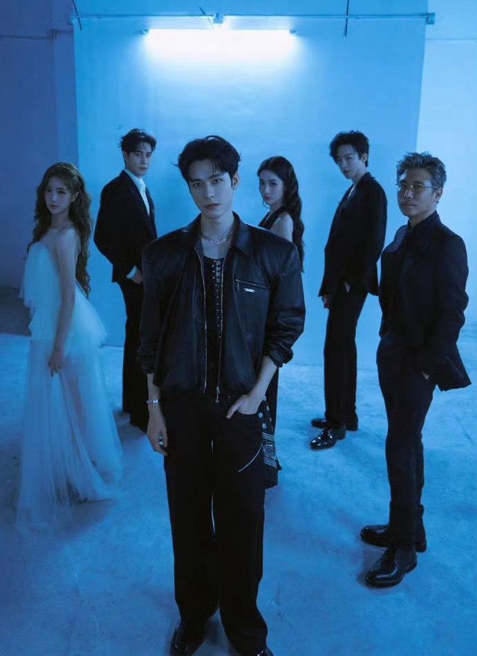 怎么感觉，李乃文和一群年轻人混在一起有点格格不入，但最后那张绝对合适！