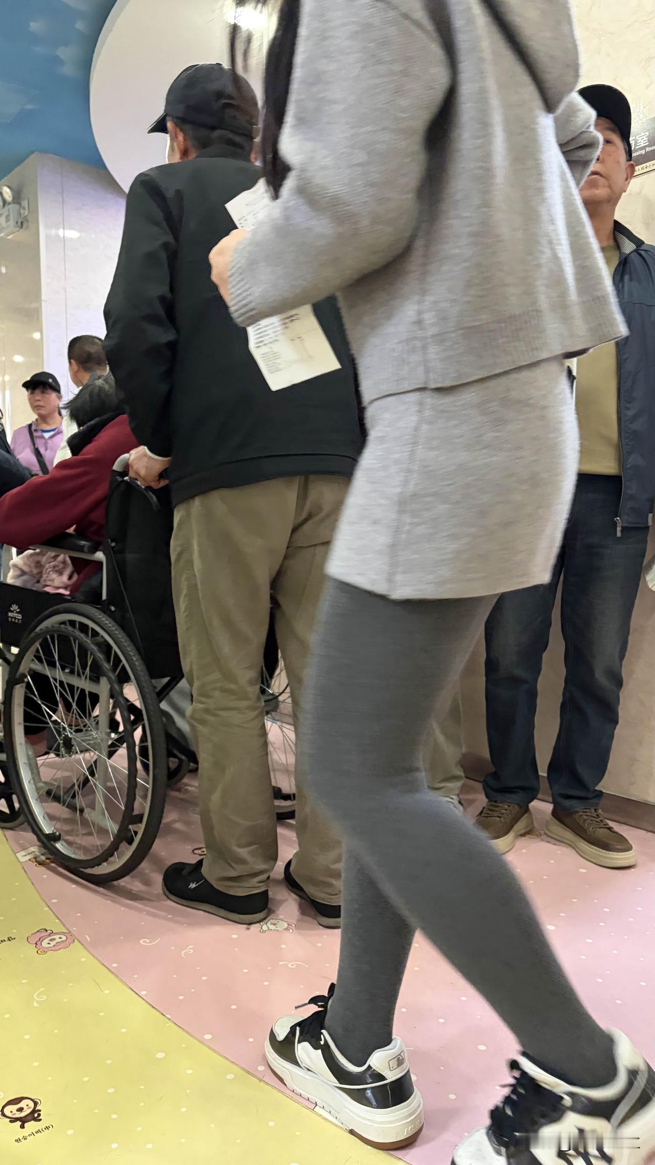 这几天跑医院，发现不论是社区医院的服务站还是三甲医院，都是人满为患。有不舒