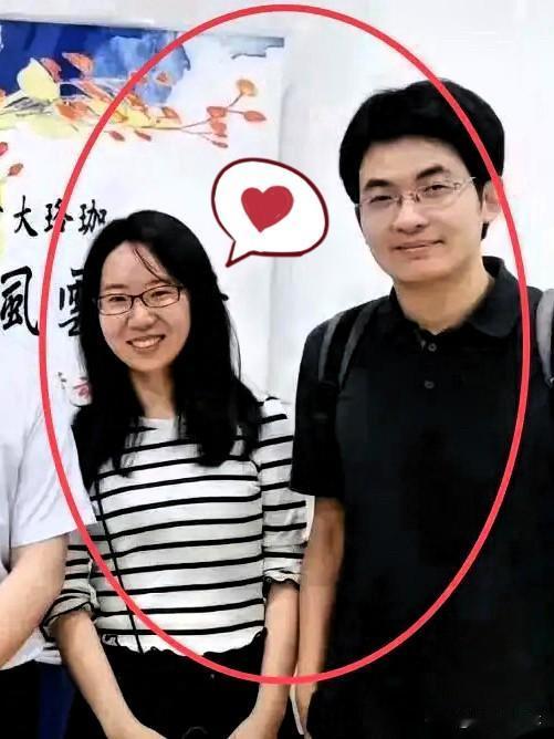 肢体是骗不了人的，拍照时，曾教授像是为了避嫌，身体微微偏向另一边，但是她的手臂