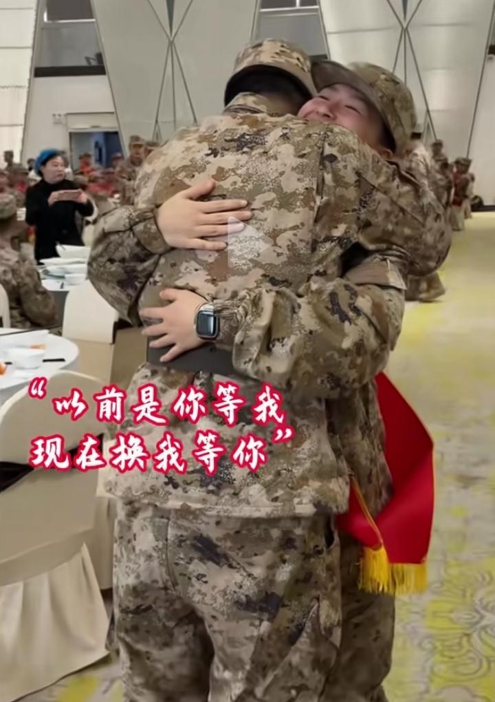 3月19日，四川绵阳，一位退役军人含泪送别女友参军入伍。曾经他在军营，女友默默等