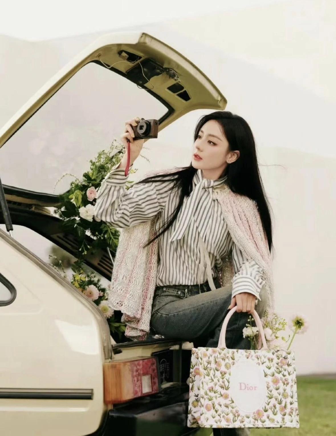 迪丽热巴为什么会滞留在迪拜？她的化妆师、助理很多人都比她早到巴黎时装周，就她缺席