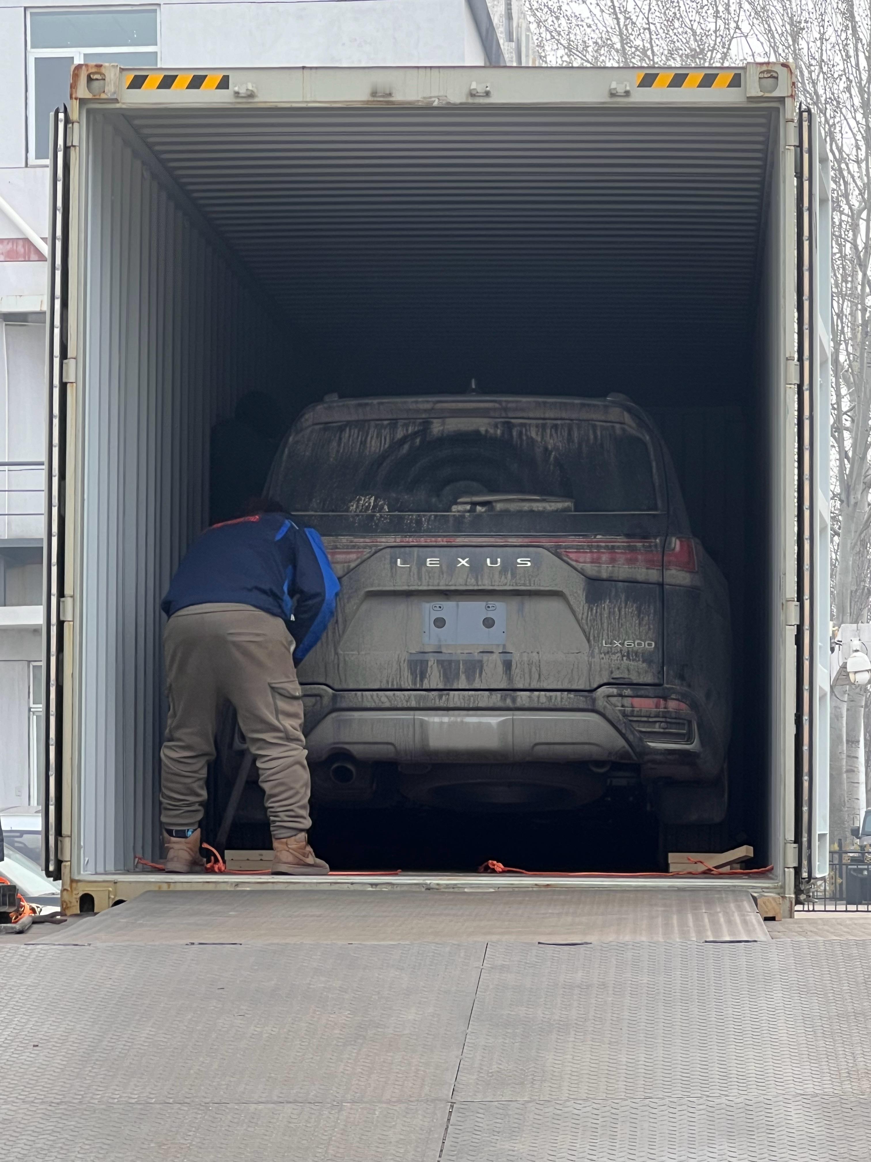 同行刚才告诉我们，他前两天拆了一个宝马X5加拿大版我以为是转港的，结果告诉我，国