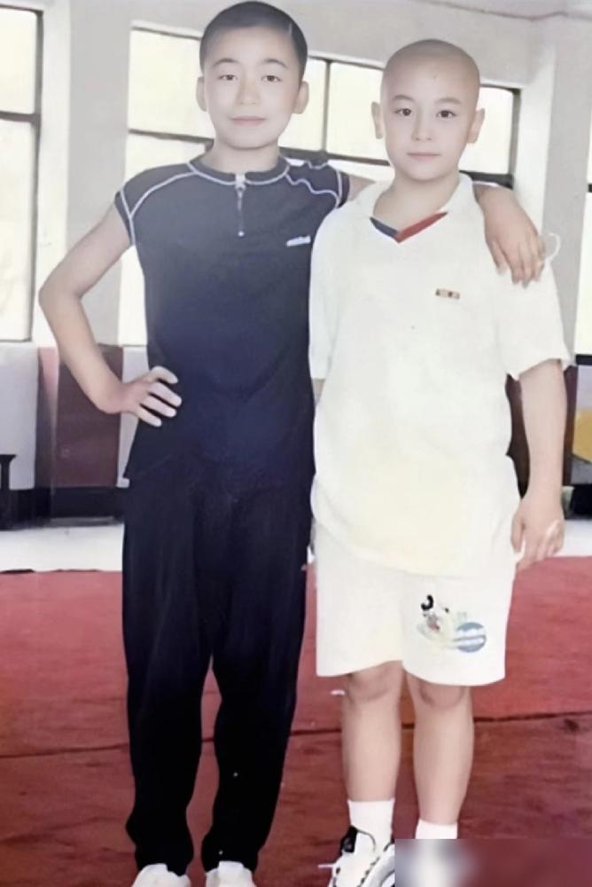 84年的王宝强，见了88年的释小龙，竟要恭恭敬敬喊一声“师叔”。这规矩，比年龄大