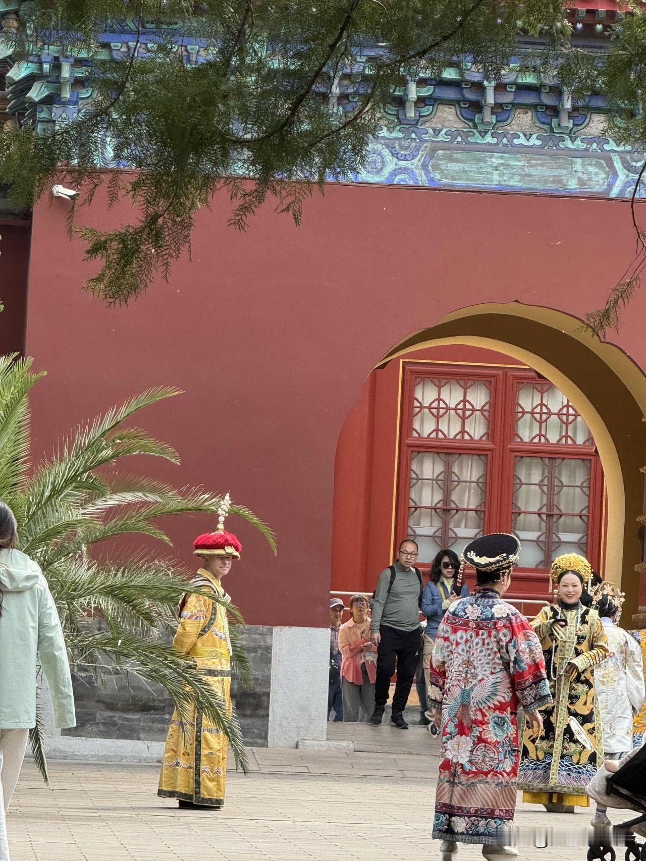 我老公生病住院的时候，他舅妈来医院看望他。舅妈说：人的命天注定，生死有命；出生