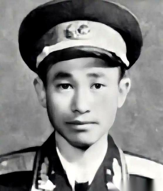 堂堂一个师长，拔出战刀，第一个跳出战壕，带头冲锋。仗打赢了，迎来的不是嘉奖，是