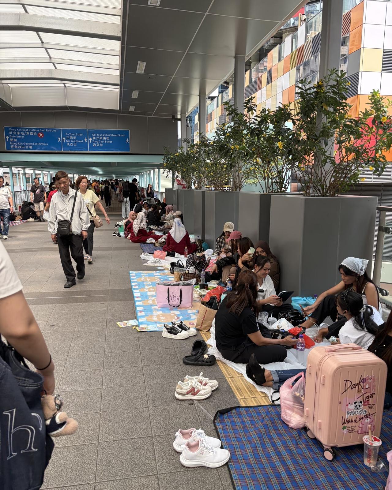 不懂就问，香港的旺角一座天桥为什么一整座桥的人看起来不像是香港人一堆人聚集在一起