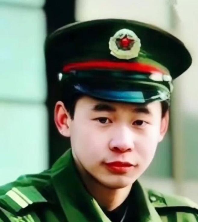 1995年，一名解放军战士在乘车回部队的途中，劝司机不要停下加油，但司机执意停下