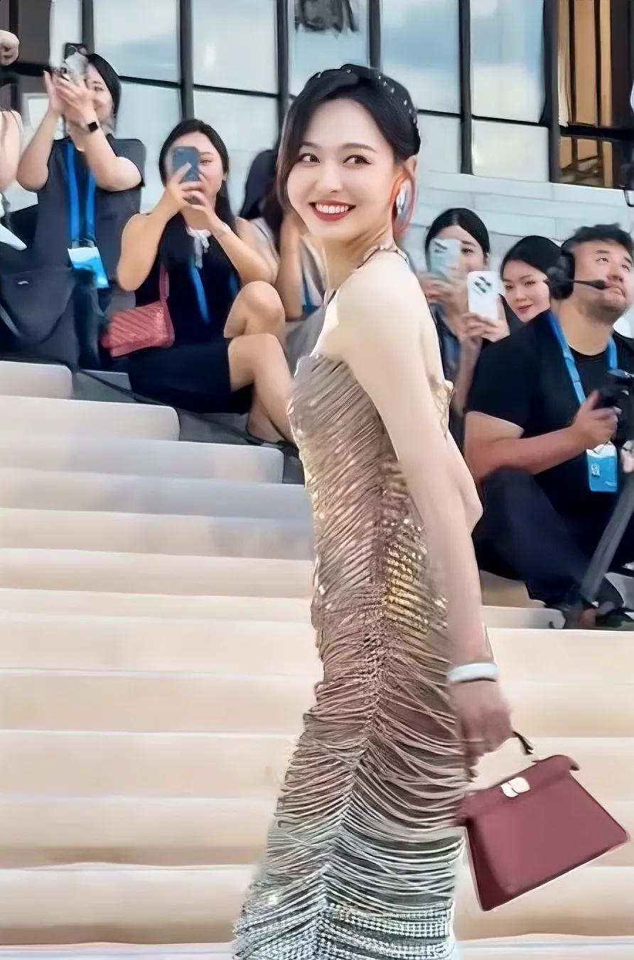 好奇搜了一下金熊猫奖！不搜不知道，一搜吓一跳！原来，金熊猫奖跟金鹰奖、飞天