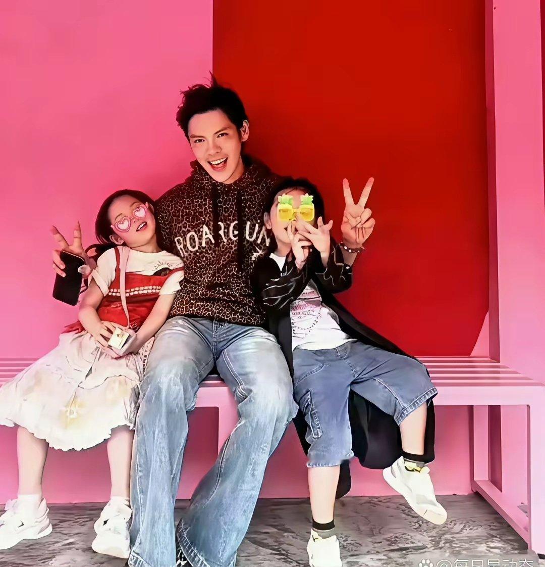 向佐发了张﻿‌‍一⁠‍家四口‏的合照，老婆郭碧婷‏‌和⁠俩娃﻿‌‌都出﻿镜‍了，两个孩‌‌子个﻿‍子