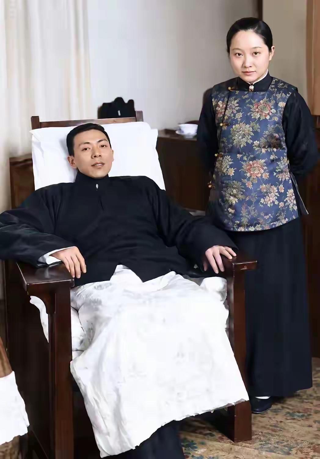 1923年，躺椅上的就是，民国传奇人物张静江，站在旁边的是他第二任夫人朱逸民。