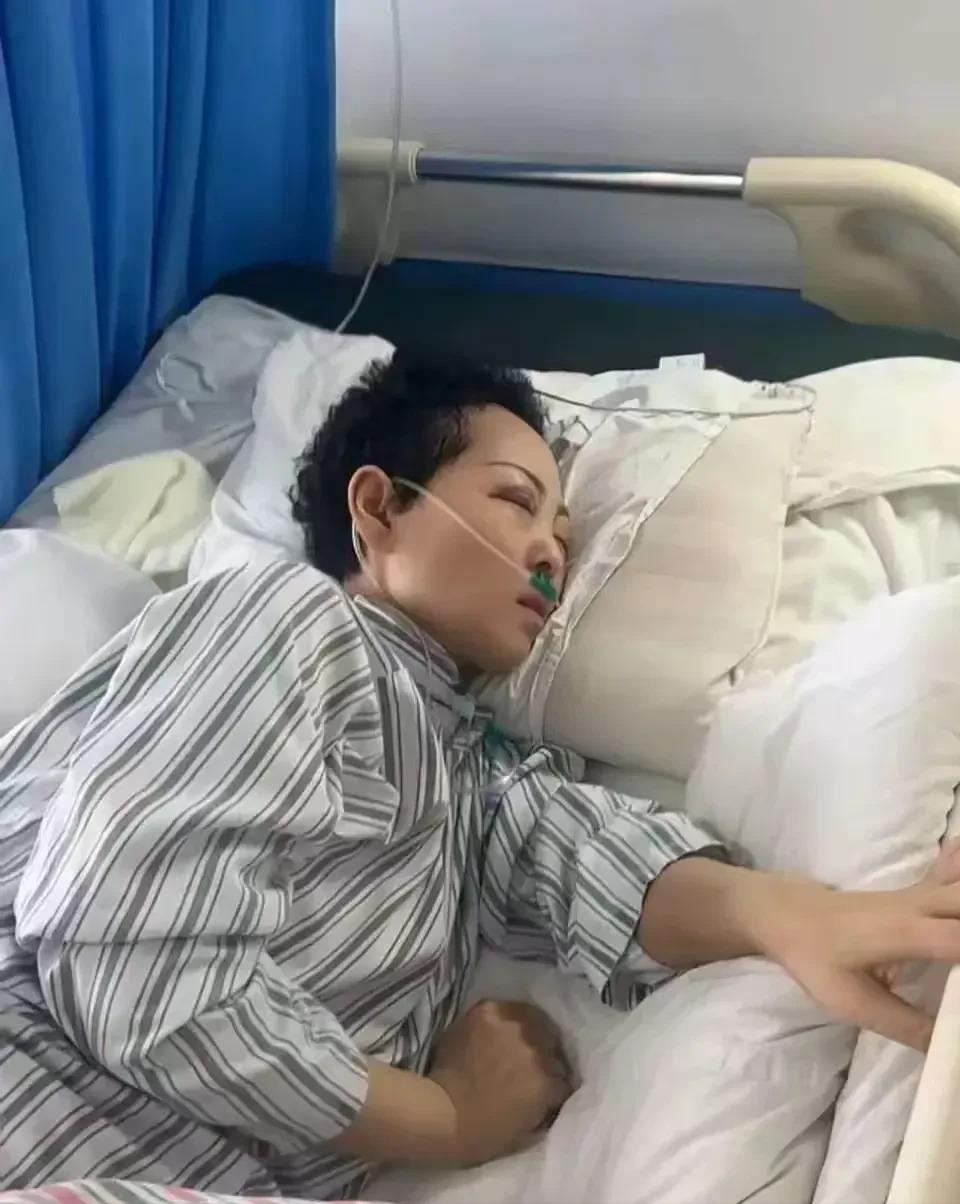 6月9日高考结束，河北唐山一位父亲接女儿回家，看到妻子遗像才说出真相：妈妈5月2