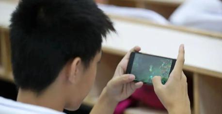 “判的好！”湖南某一中学学生擅自拿走同学平板交给老师，得到了一瓶牛奶的奖励。可谁