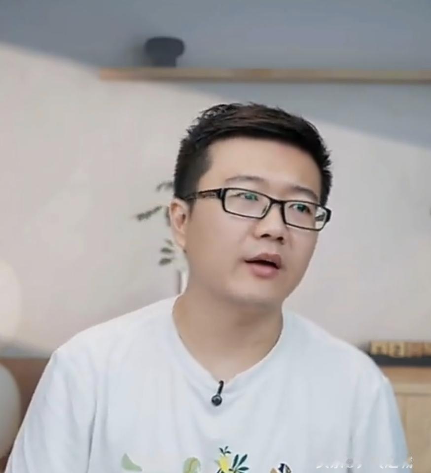 wtt莱维说，陈熠和蒯曼，本来该互相竞争女队三号位，不用急着去硬刚孙颖莎