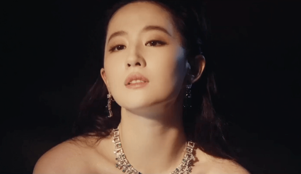 自带温润贵气，与珠宝相得益彰刘亦菲身上有一种难得的贵妇气质。并非珠光宝气堆