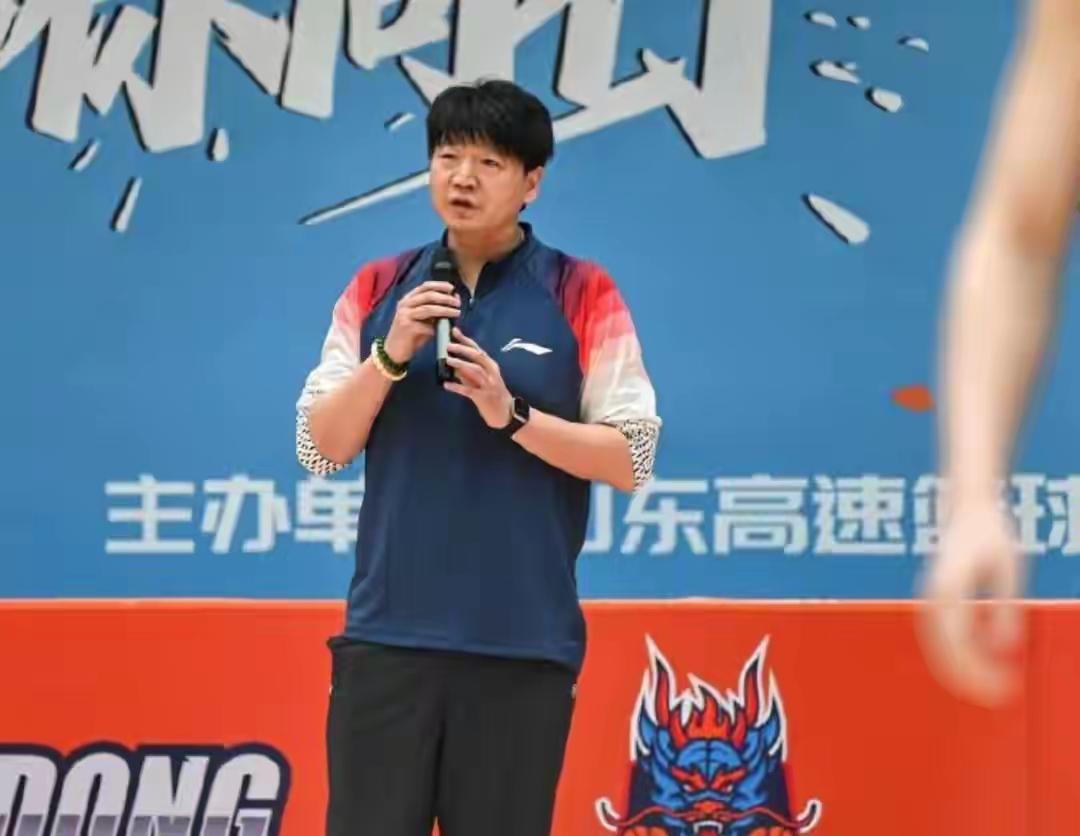据央视网消息，昨天山东高速男篮举行新赛季球迷见面会，主教练邱彪携全体队员来到山东