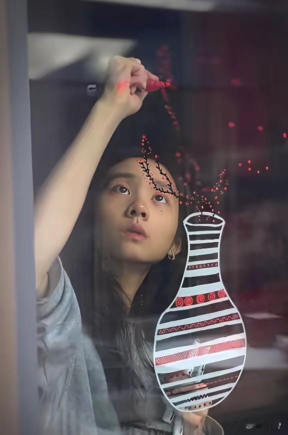 黄多多过年在家画窗花，明明是很喜庆的一件事，而她在镜头里神情落寞，脸上总是有一股