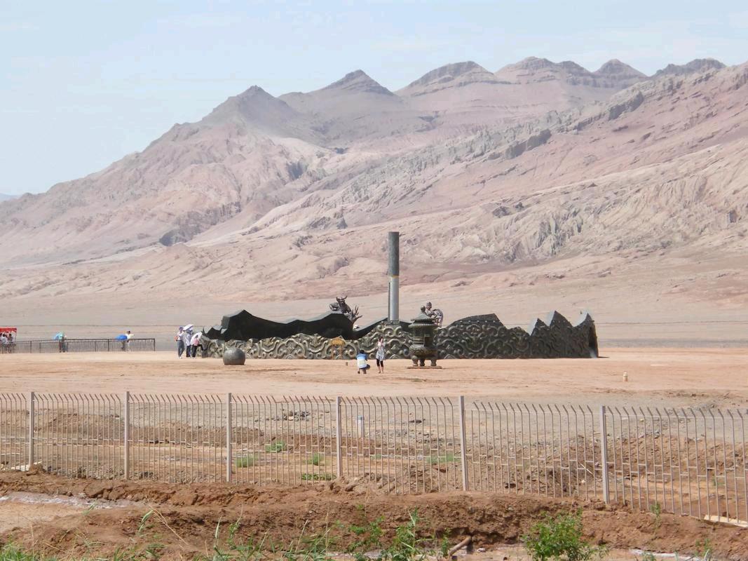 一枚国之重器，直接在天上解体，掉没了。上万平方公里的戈壁滩，地表温度能烫熟鸡蛋