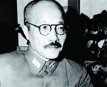 日本历史学者保坂正康在《日刊现代》上扔出一颗重磅炸弹。他在日本国立公文书馆的尘封