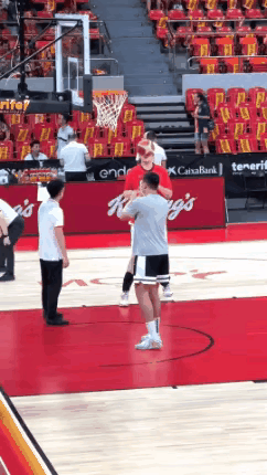今晚中国女篮对阵美国队，据说美国女篮的2米零几的高大中锋已因身体原因退赛。刚满1
