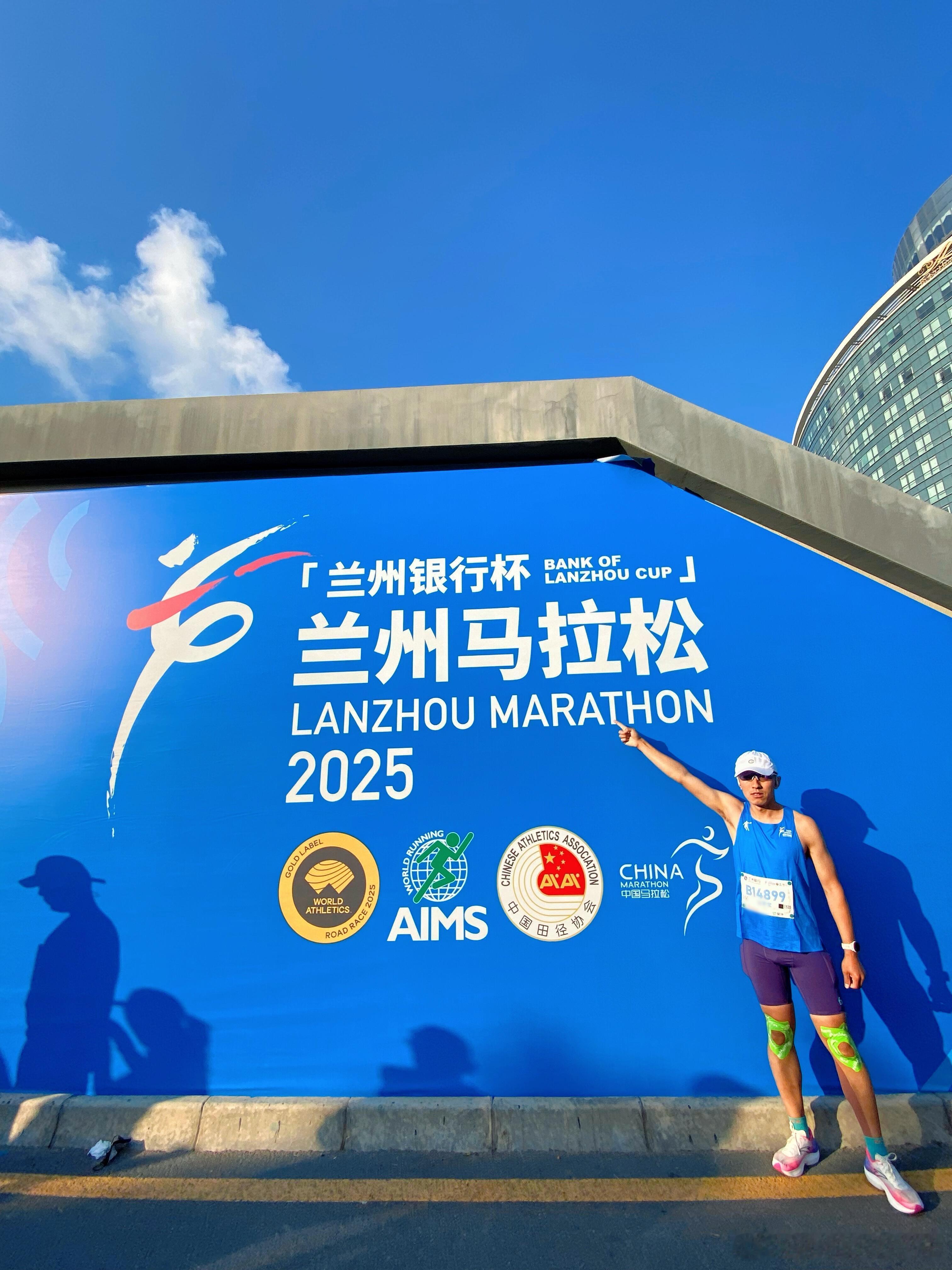 对于热爱，跑友之间总有聊不完的话题交换彼此的宝藏跑步路线、挚爱装备或是畅谈参赛经
