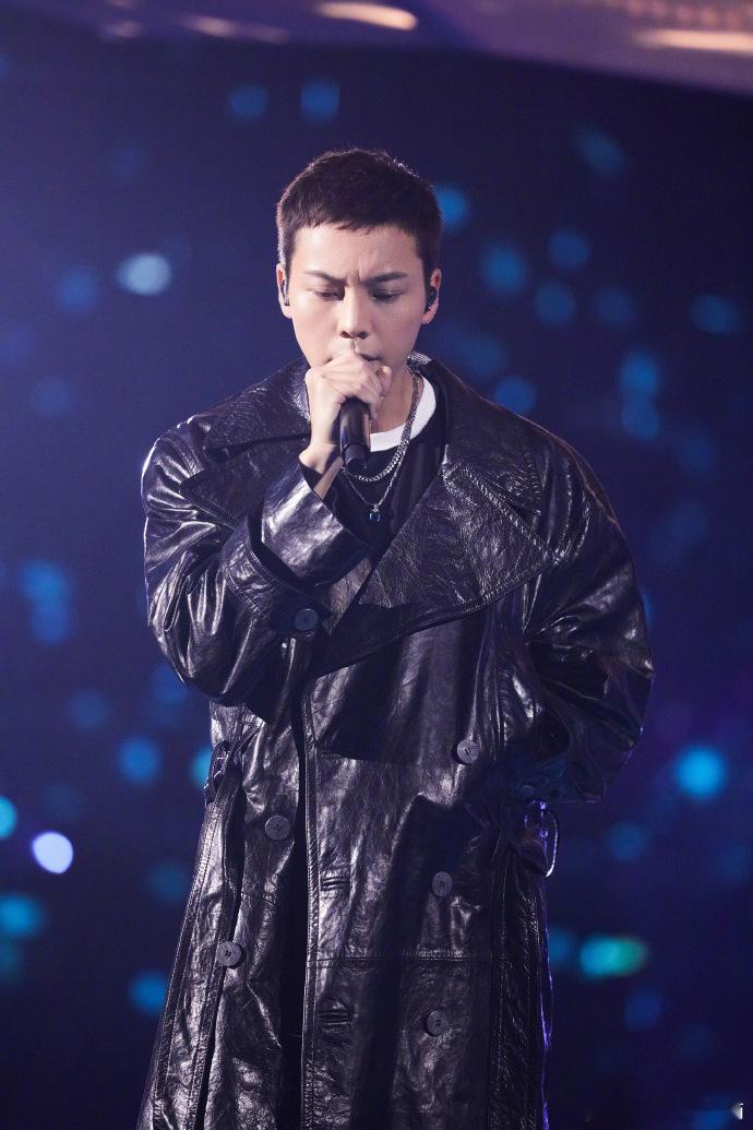 一眼认出陈伟霆，太帅了！猜他是去参加什么活动吧。