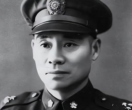 1937年，19岁“游泳皇后”杨秀琼结婚。她提出想避孕10年，丈夫爽快答应。不到