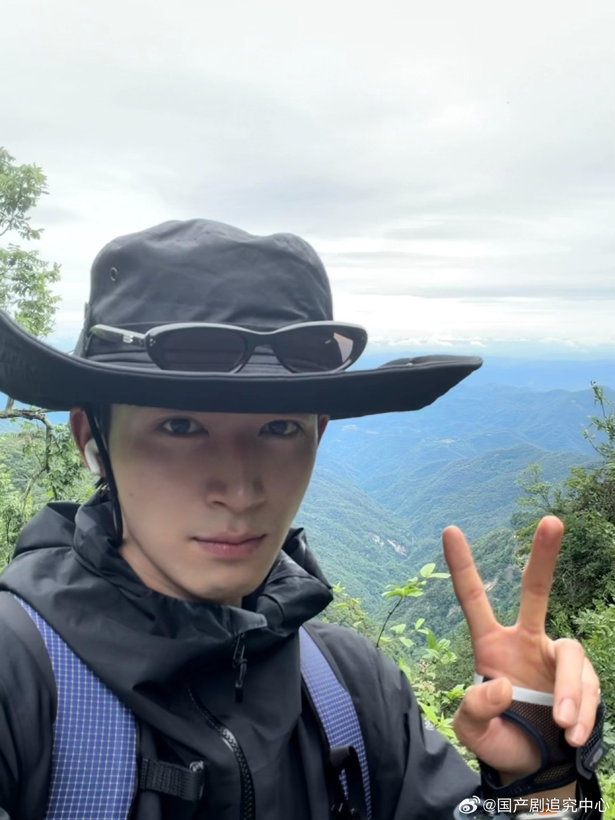 1.王星越精力挺旺盛的，所以才老往外跑爬山消耗体力。2.王鹤棣跟沈月两边共同的朋