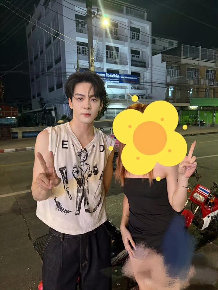 网友夜市偶遇和家人一起去泰国的曾舜晞生图直出都是这么的帅气，骨相太优越了