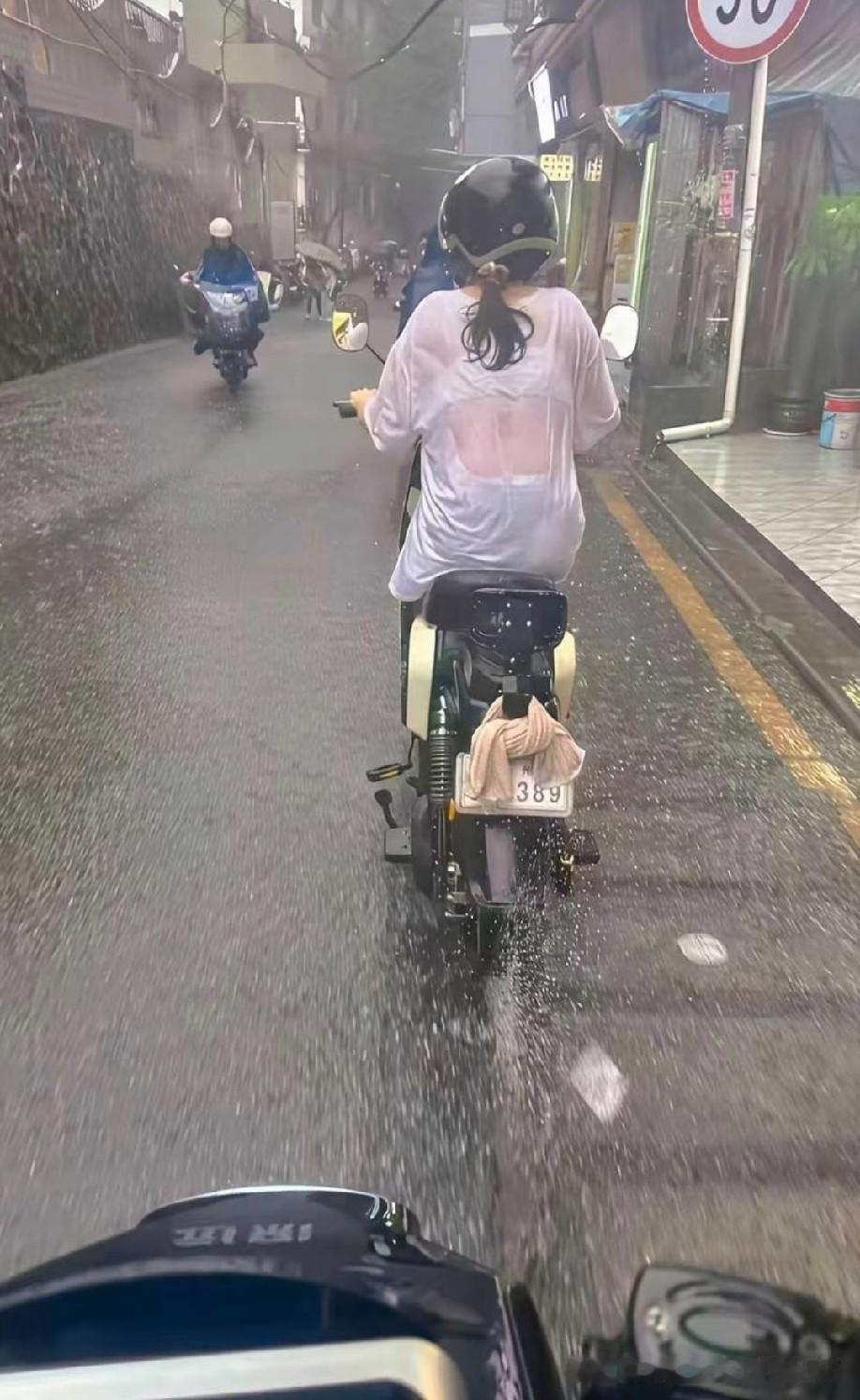 这么大雨，也不打把伞[？？？]