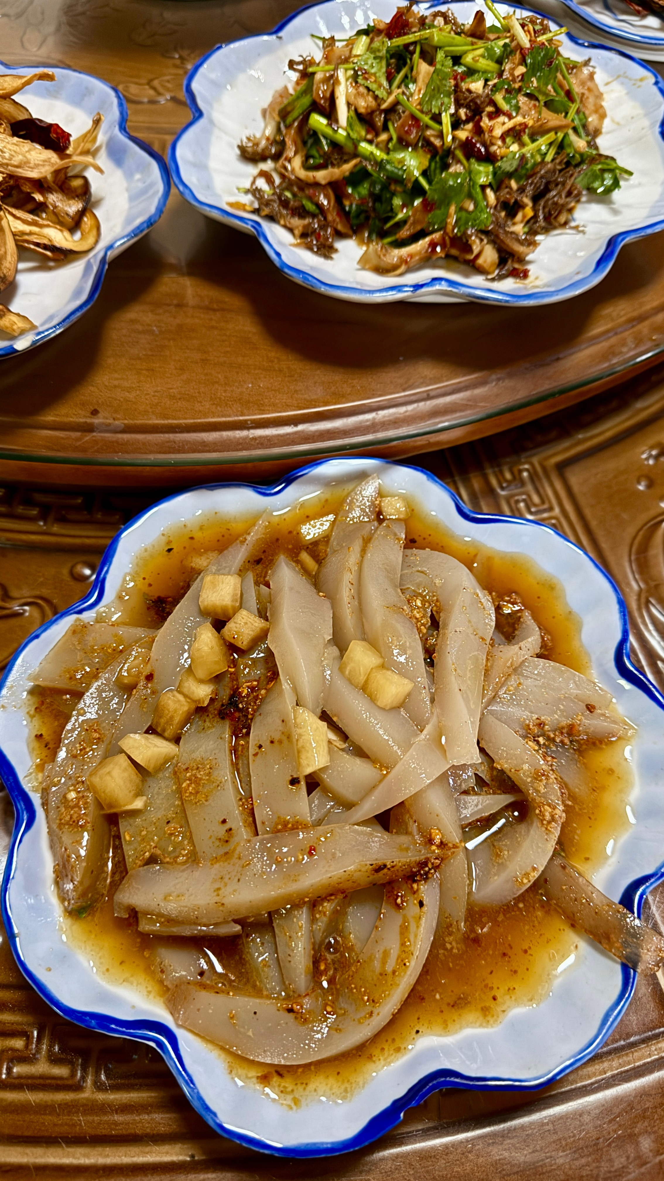 今天带我们豆花私定团的朋友来大理沙溪，走进白族人的家里，吃一顿满是烟火气的丰盛饭