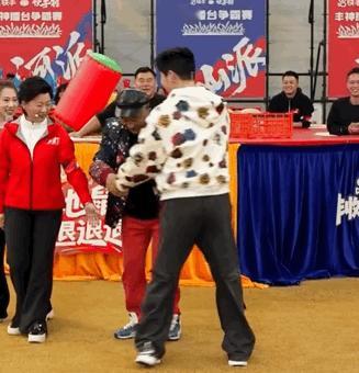 李晨赵四看着像差辈了赵四在活动上摇李晨到现场，两人玩游戏拼尽全力，配合超默契。