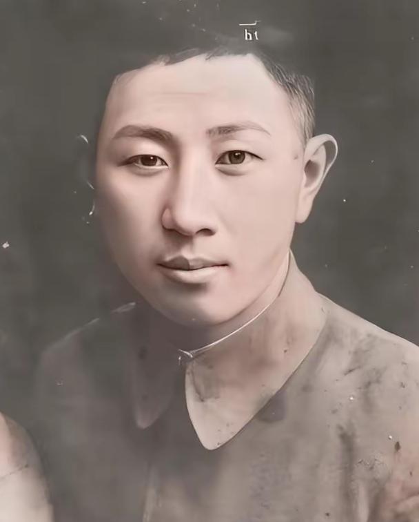 1936年，西安事变中，侍卫翁自勉舍命救蒋介石，导致右腿落下终身残疾。面对这位救