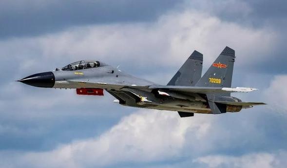 美国飞行员集体懵了！ 美军侦察机在南海转悠时，迎面而来的中国战机总不是传说中