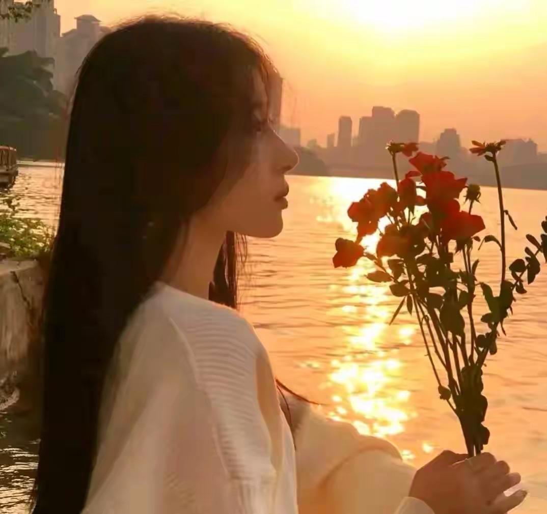 山东女子生三胞胎全是儿子后，老公睡觉睁眼生怕媳妇跑了，寸步不离连上厕所都跟着，网