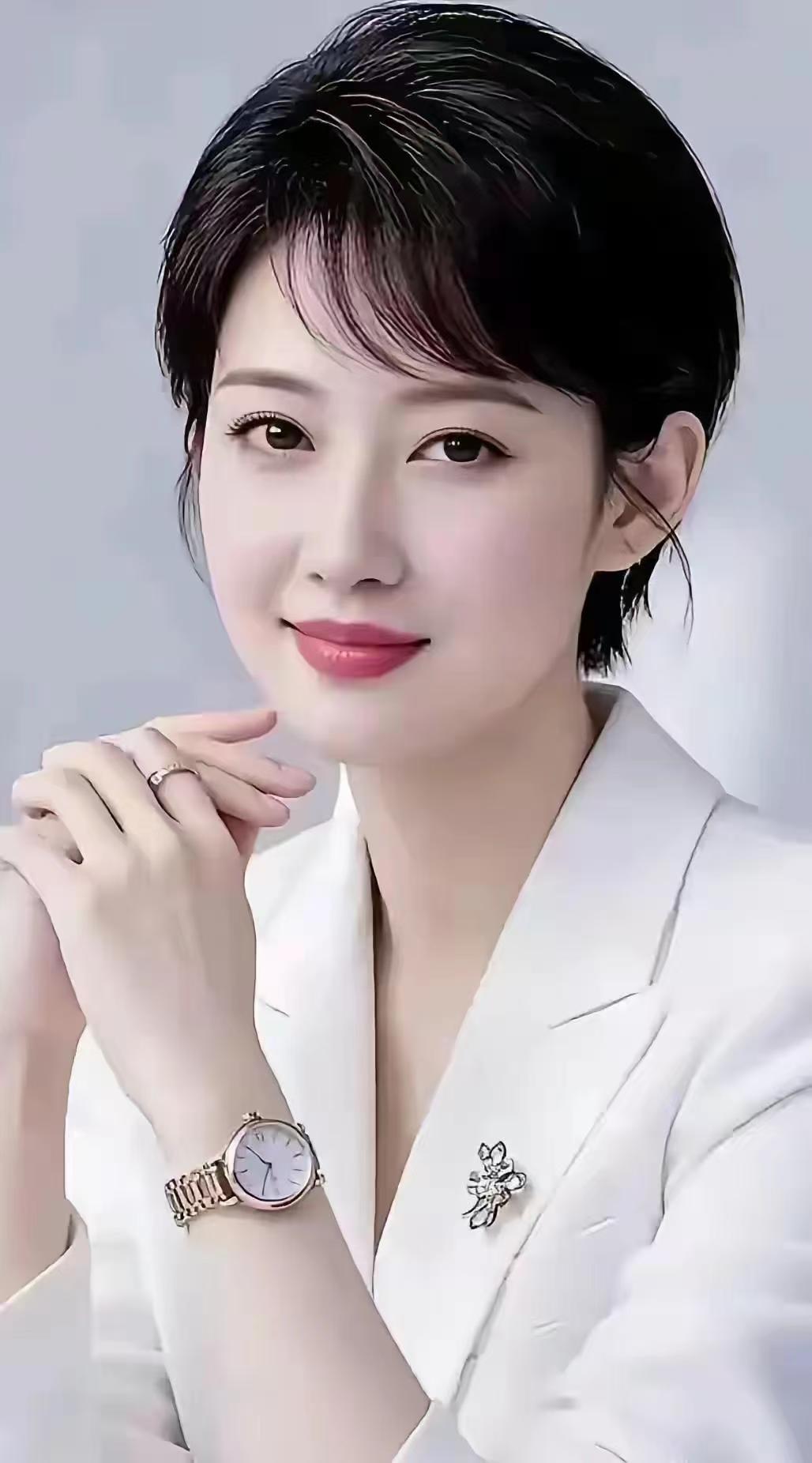 山坡羊·赞佳人娇娥颜媚，赞词难备，春山眉黛含幽翠。眼波洄，似星垂。笑如