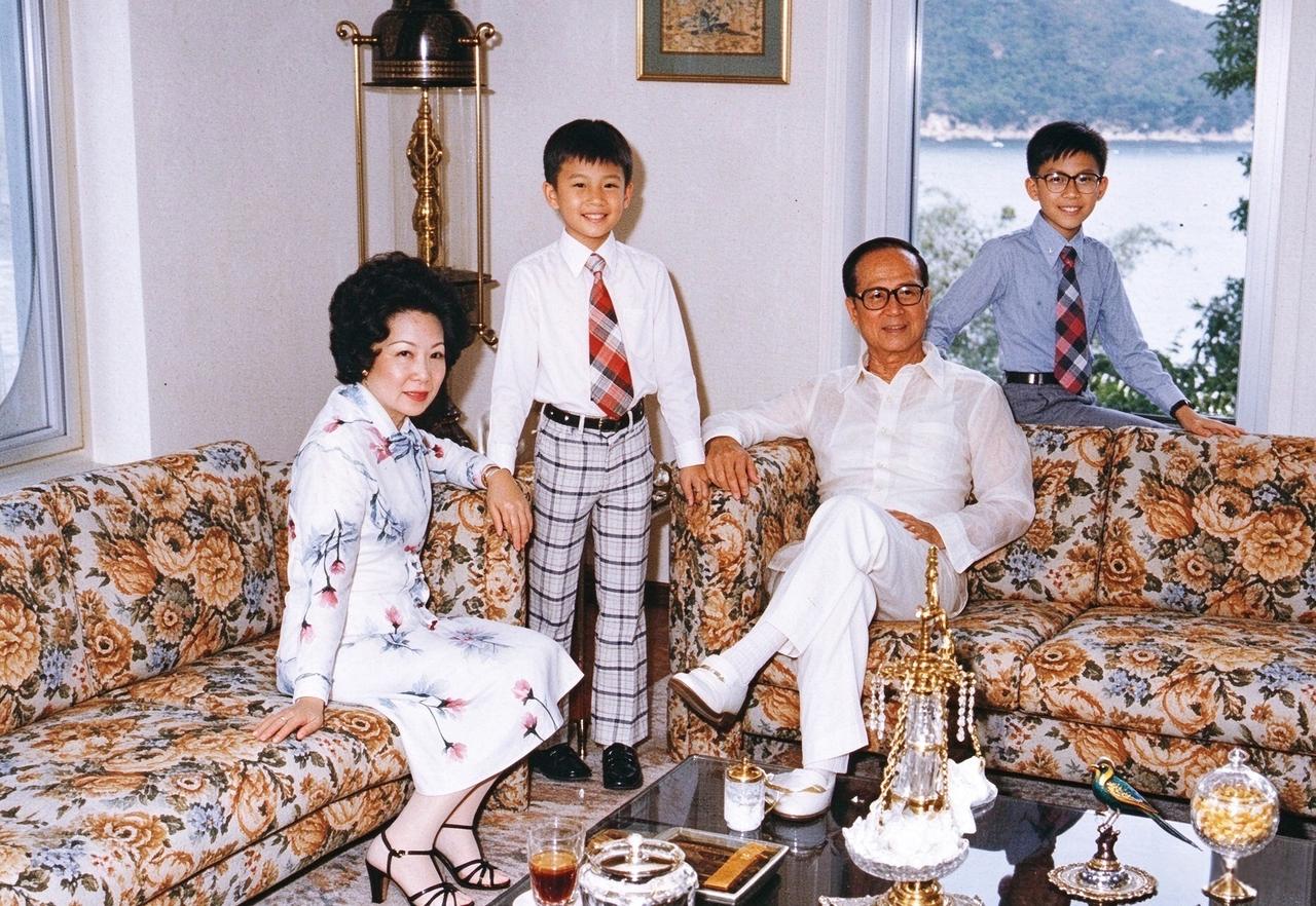 李嘉诚曾当着儿子的面说，别说我只有两个儿子，就是有二十个，我的公司也安置得下。可