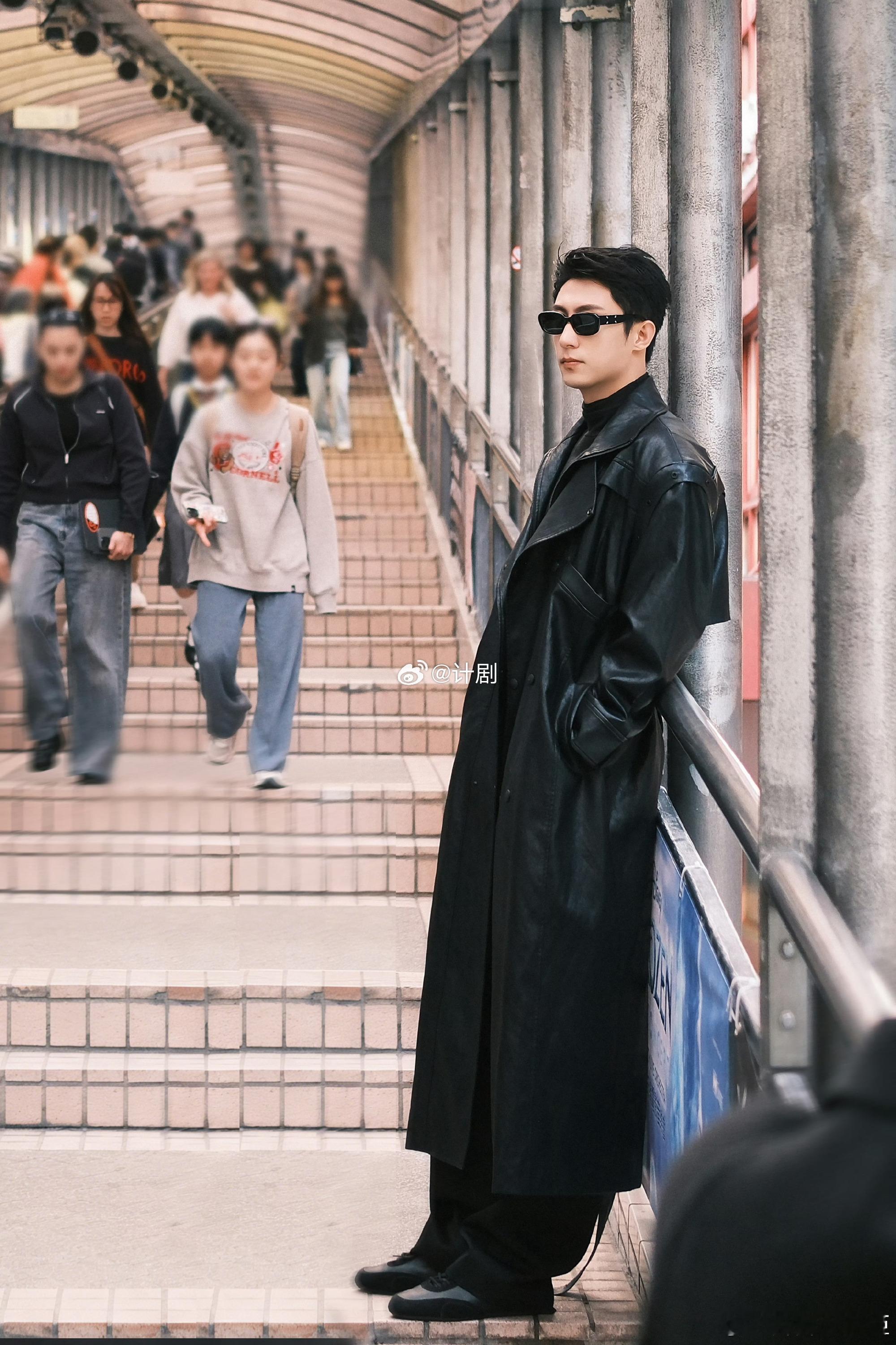 黄景瑜肩宽腿长一屏放不下黄景瑜这个身材真的太超过了，肩宽腿长屏幕根本装不下。他