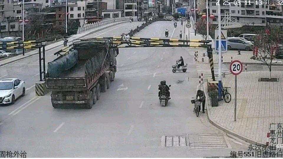 广东一货车撞落限高架致路人死亡，司机获刑后家属质疑：违规限高架是主因，事发前多次