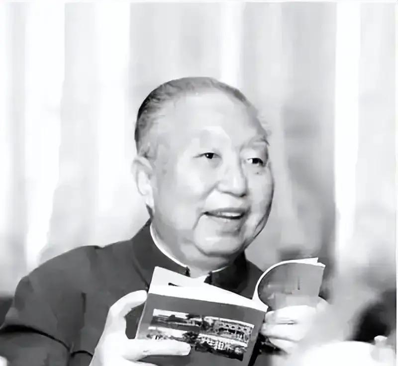 🐒华国锋去参加女儿的家长会，老师问他，您贵姓，做什么工作的。对于老师的提问，他