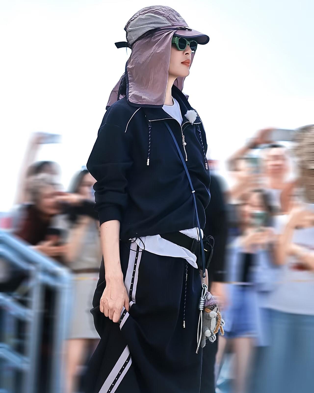 论女明星防晒哪家强，看看辛芷蕾这套装扮如何呢？不得不说这个颜色搭配看着很舒服