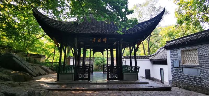 上联：欧阳修醉翁亭下联：诸葛亮孔明灯横批？看到“欧阳修醉翁亭”和“诸葛亮