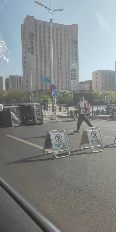 他为什么在这停车？还在这摆摊？