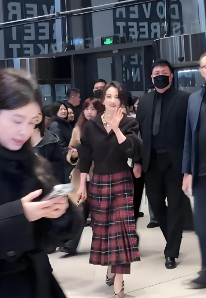 蒋勤勤亮相王府井惊艳路人！古装第一美女名不虚传，50岁气质绝佳​​​